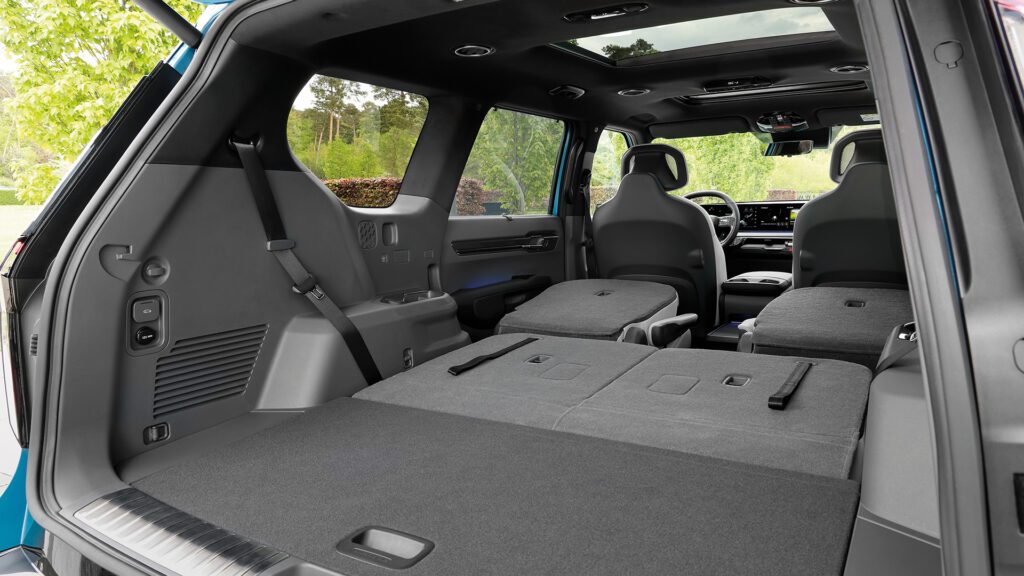 Kia's first three-row electric SUV, maximizing interior space and comfort.
Impressive range and charging: 541-km range, ultra-fast charging, and bi-directional capabilities.
A showcase for Kia’s E-GMP modular platform.
